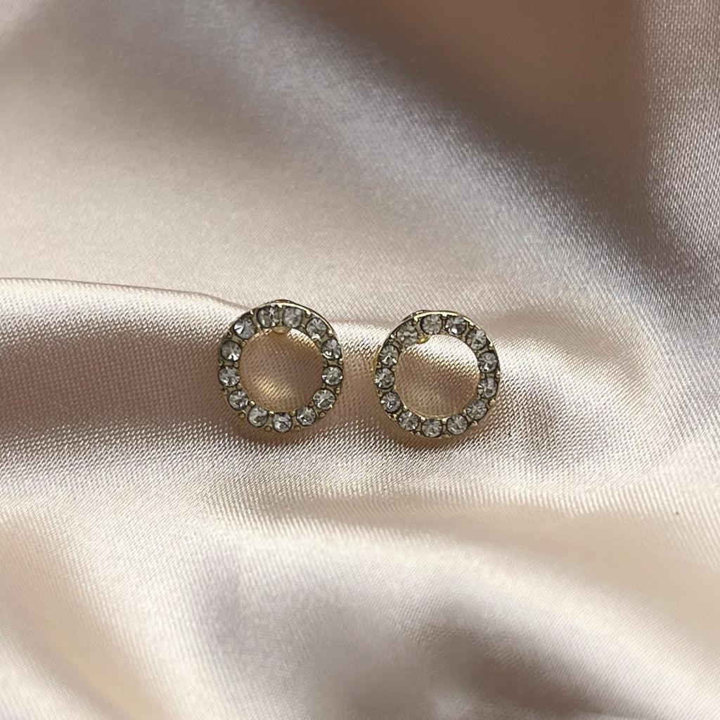 Simple, exquisite, small, circle earrings, niche fashion and versatile design, female stud earrings.