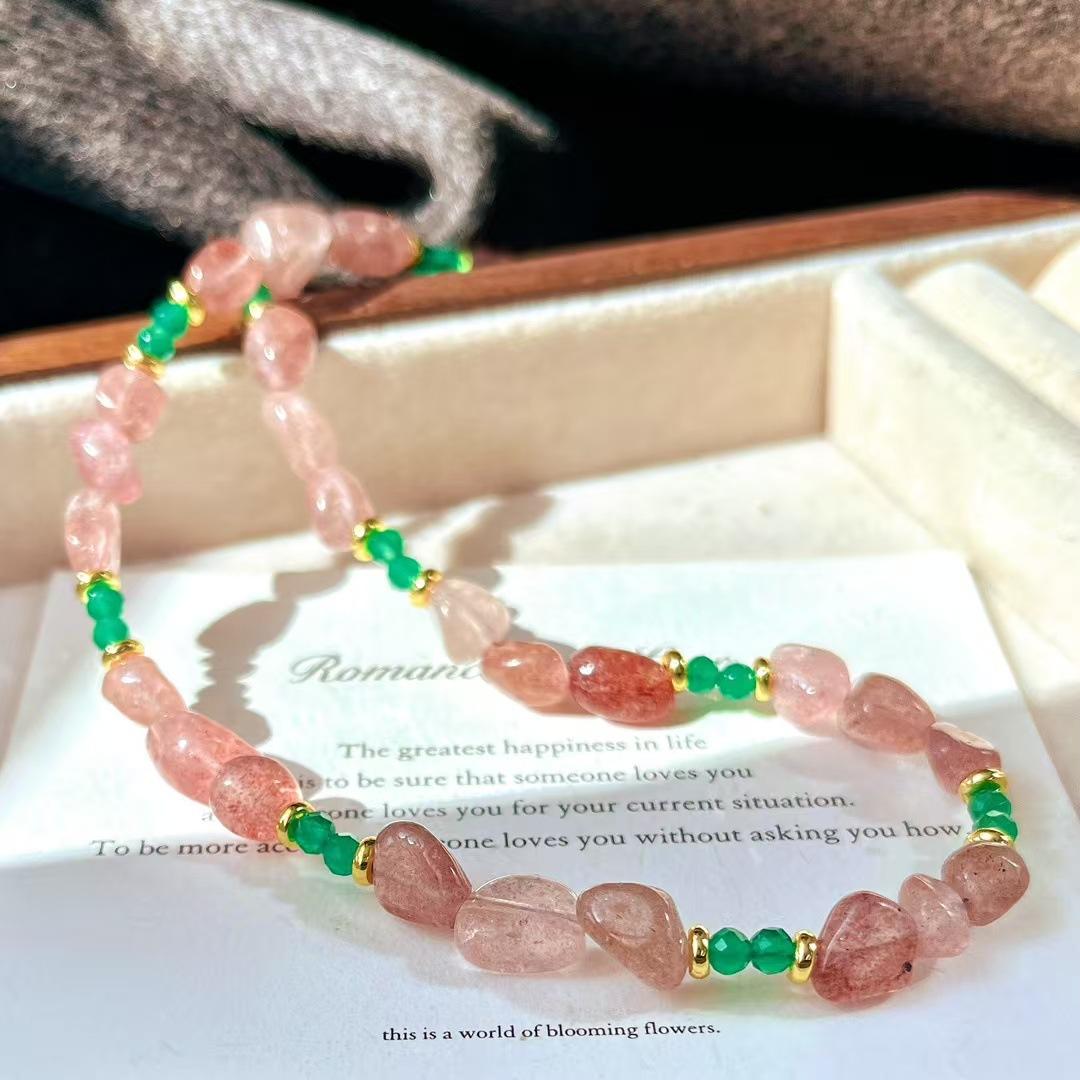 

Retro Natural Strawberry Crystal Green Chalcedony Agate Necklace Collarbone Chain Sweater Chain