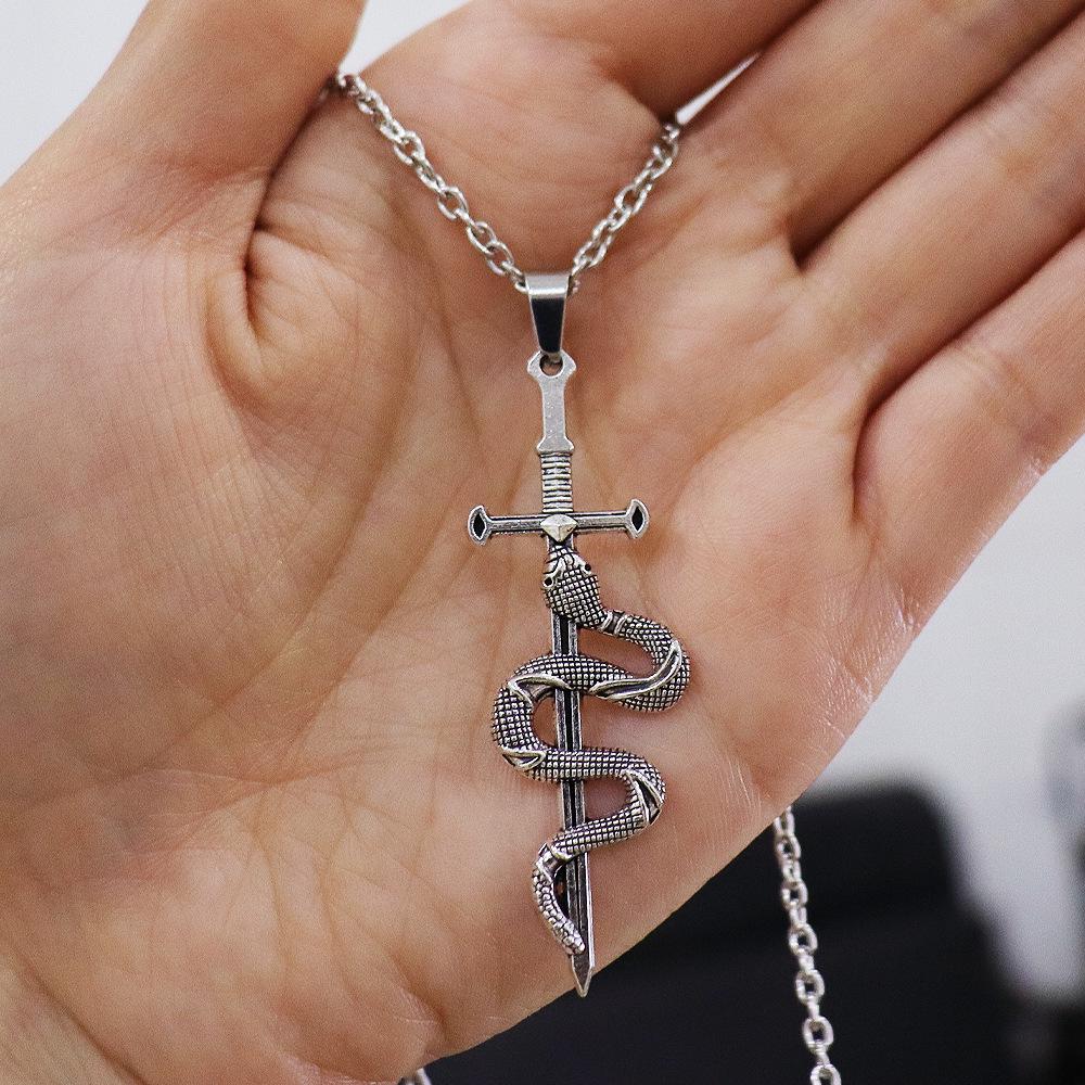 Collier Pendentif Épée et Serpent en Alliage Sombre Gothique pour Hommes et Femmes