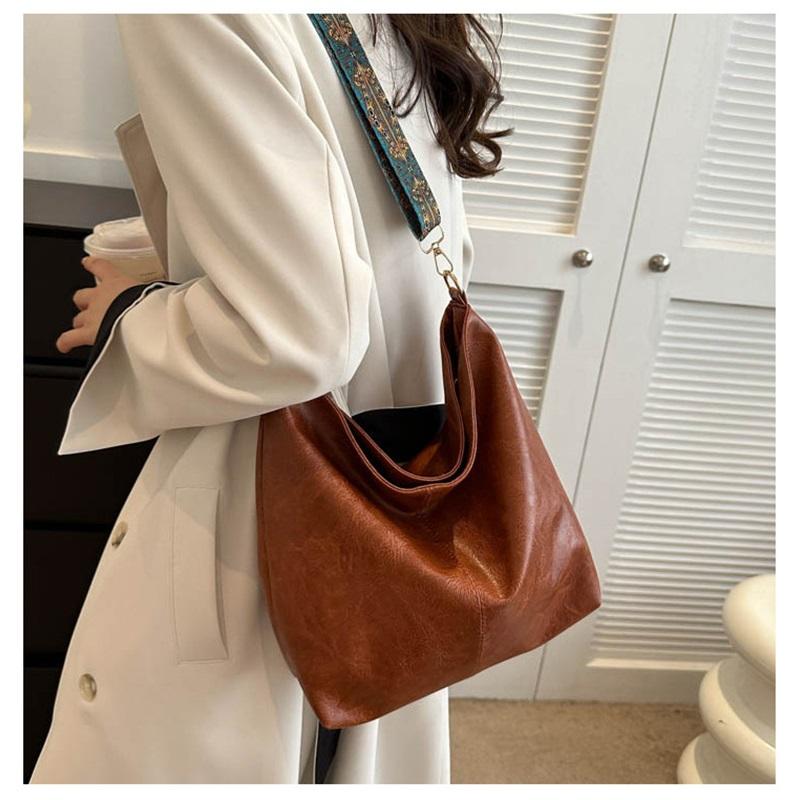 Large Capacity Ladies Bag Summer New Wide Strap One Shoulder Messenger Bag High End Texture Commuter Bucket Bag