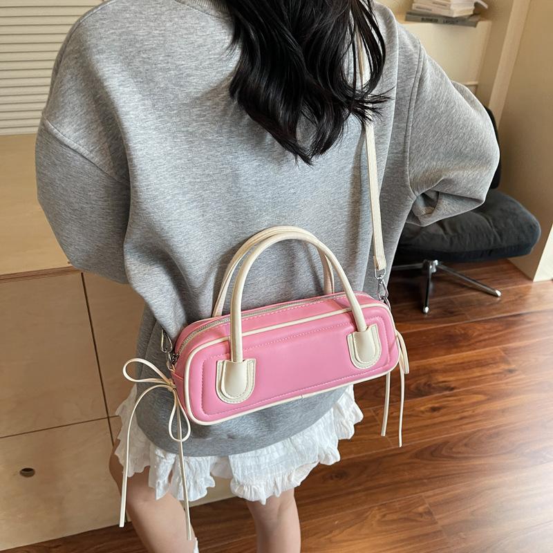 

Niche design bag women s 2025 new fashion versatile messenger bag high-end sense contrasting color portable baguette bag чорний