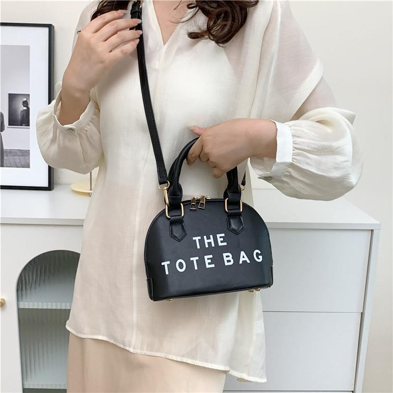 

Женская сумка через плечо из лакированной кожи, новинка 2023 года, сумка-тоут с буквенным принтом, модная сумка-ракушка, женская вечеринка, трендовая роскошная дизайнерская сумка высокого качества