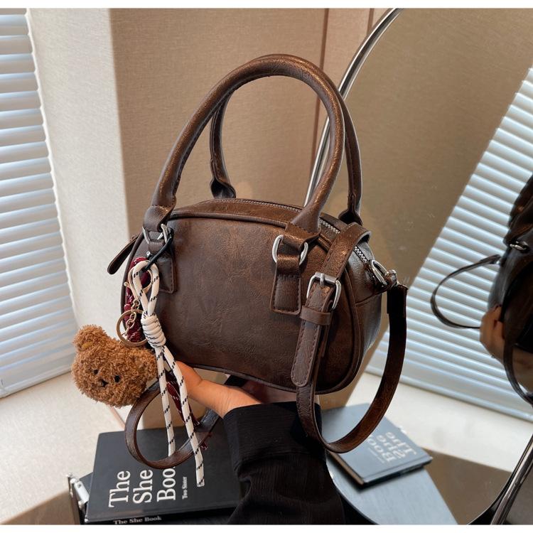 

Проста портативна невелика жіноча сумка в стилі ретро 2024 року, нова модна осінньо-зимова сумка-почтальон для подорожей через плече, сумка-подушка темно-коричневого кольору