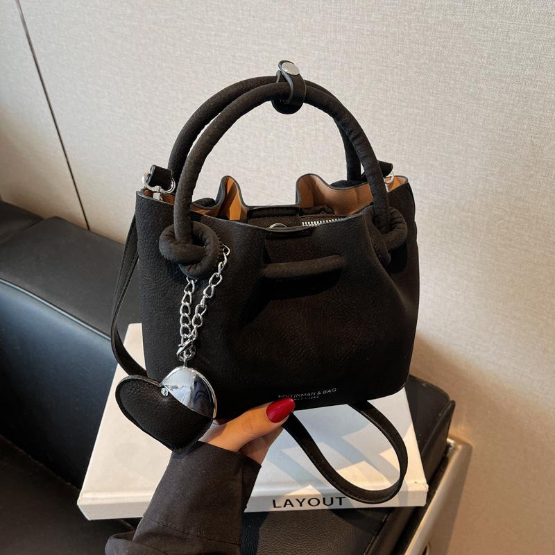 

This year s popular pleated handbag bag women s 2025 summer new versatile bucket bag premium messenger bag 25*12*15 чорний