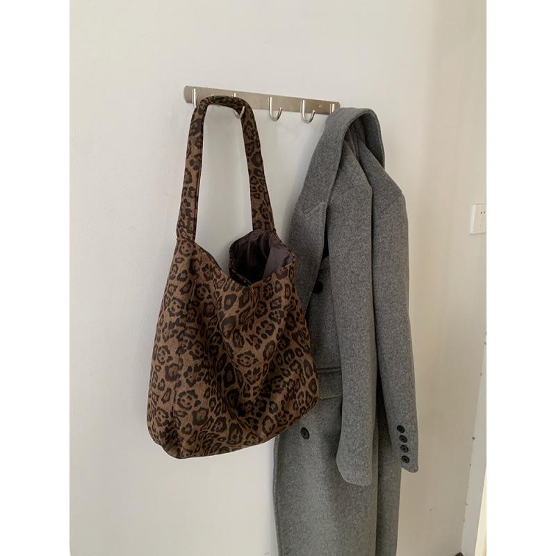 

Autumn and winter suede leopard print bag women s 2025 new trendy fashion versatile retro casual commuter shoulder tote bag