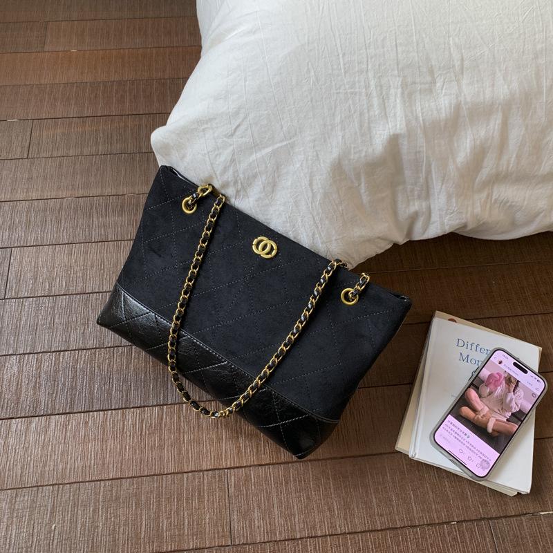 Tote Bag 2025 New Small Fragrant Style Retro Wandering Commuting Large Capacity Chain Underarm Commuting Versatile Suede Bag