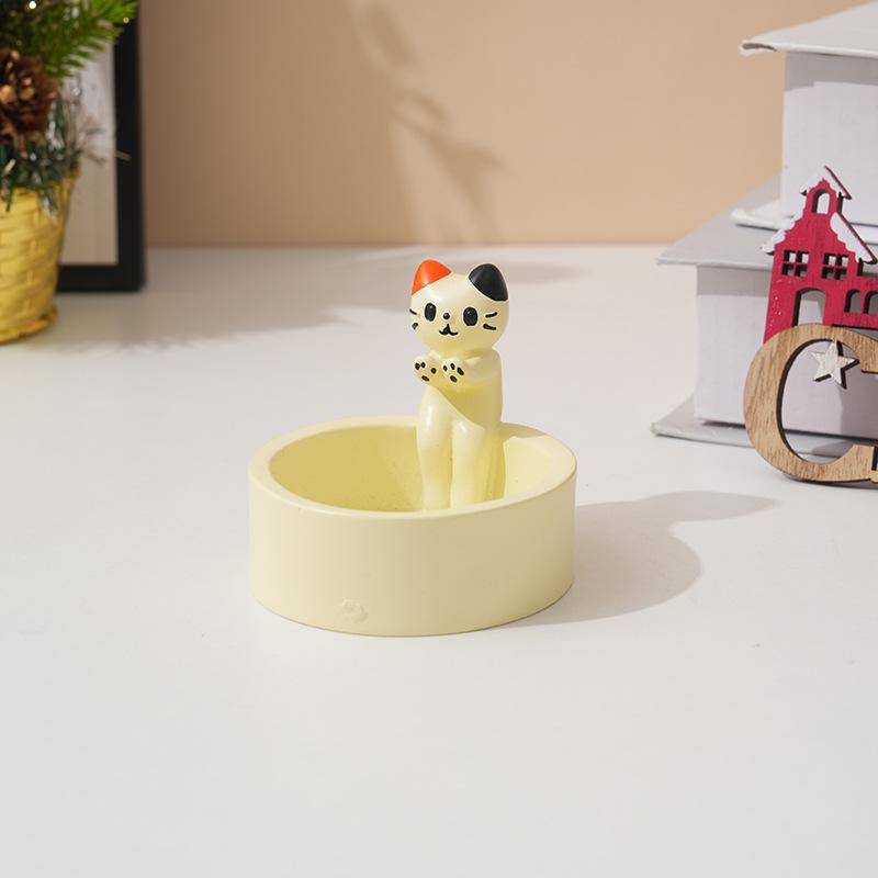 Creative Cat Candlestick: Cartoon Kitten Bonfire Aromatherapy Candle for Desktop Decor