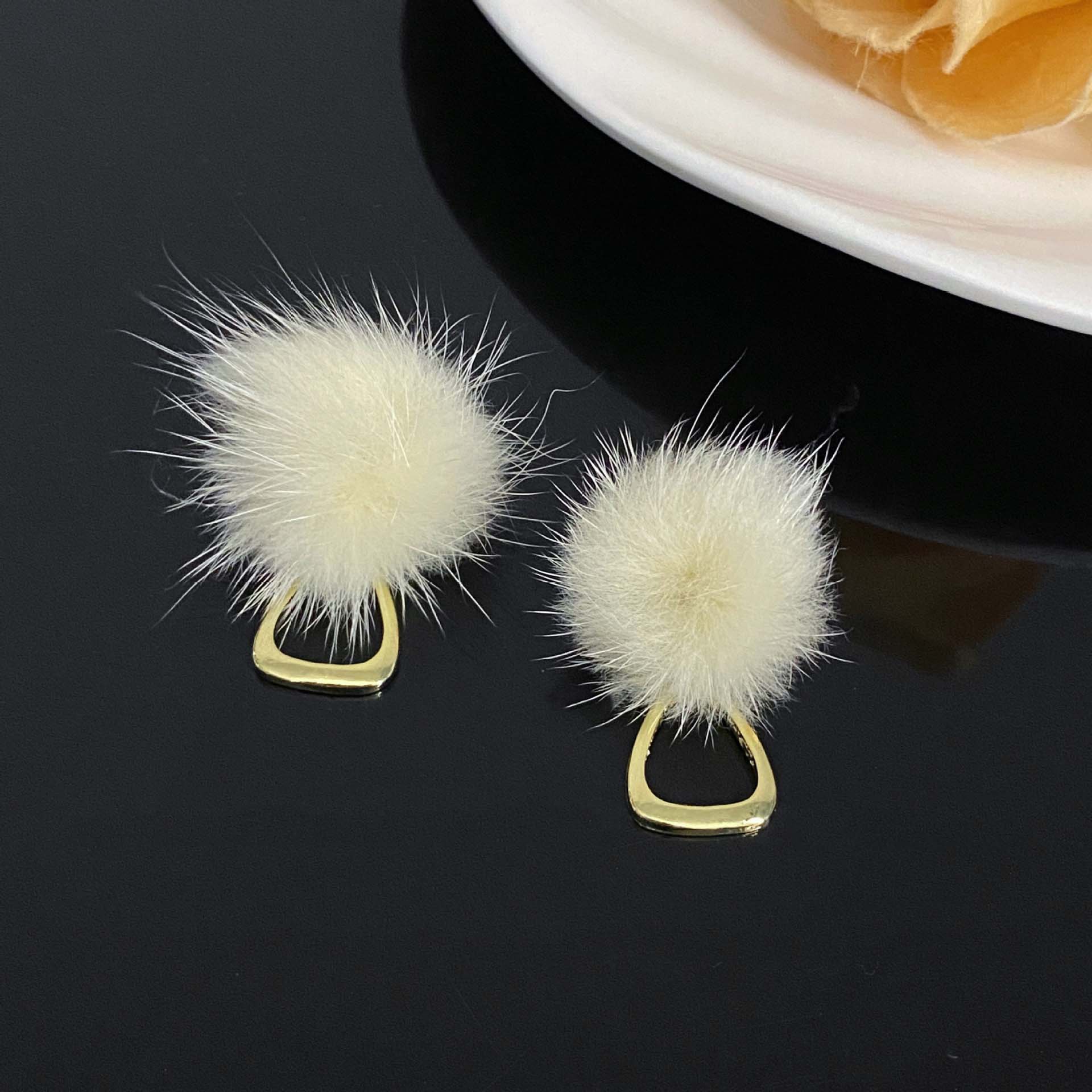 

Новые плюшевые серьги-клипсы Joker простые геометрические серьги без отверстий для ушей, женские модные ювелирные украшения, подарочные серьги как