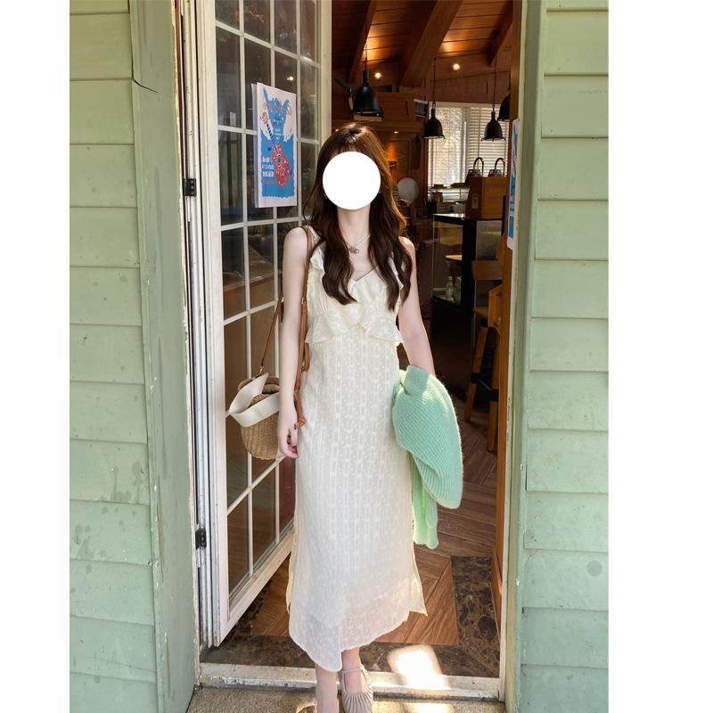 

Нежное абрикосовое платье с бретелькой на бретельках и V-образным вырезом с завышенной талией, темное платье с принтом L