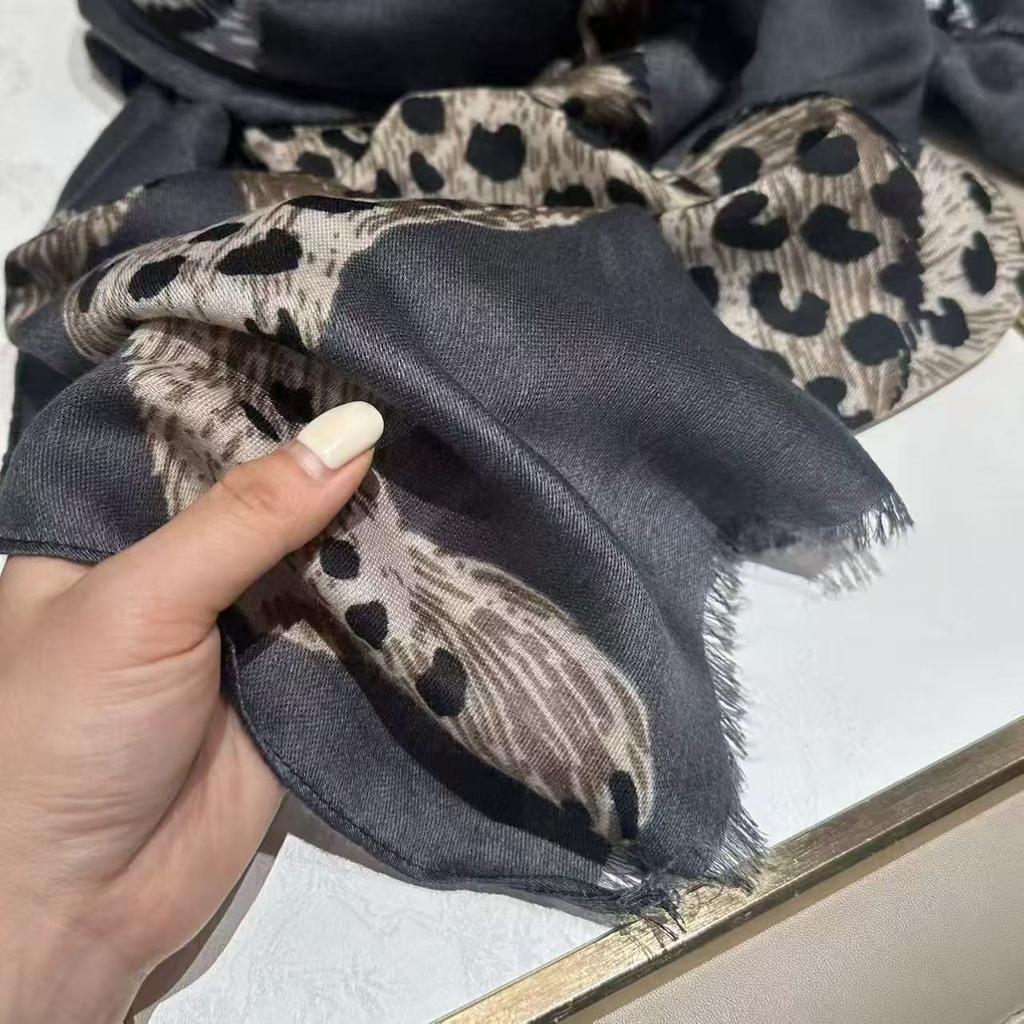 Vintage Leopard Print Scarf for Women Old Money Style Lightweight Summer Shawl Luxury Fashion Neck Scarf Gift