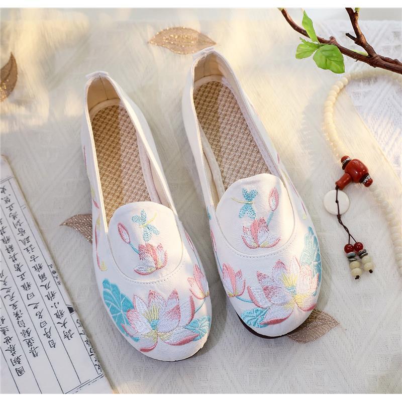 Old Chinese Flats Women Beijing Shoes Elegant Flower Loafers Woman Antiquity Embroidered Shoes Womens Espadrille Flats Mocasin