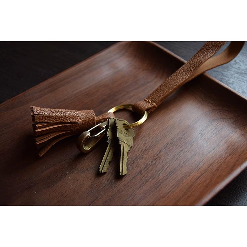 Originální francouzský kozí semišový ručně vyrobený střapec, přívěsek na klíče od auta, ozdoba dámské kabelky, zakázková dárková klíčenka.