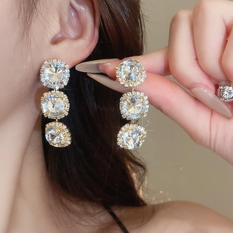 Runder Blumenschmuck-Set mit Ohrringen und Halskette mit quadratischem Diamant-Inlay - Luxusschmuck für Damen
