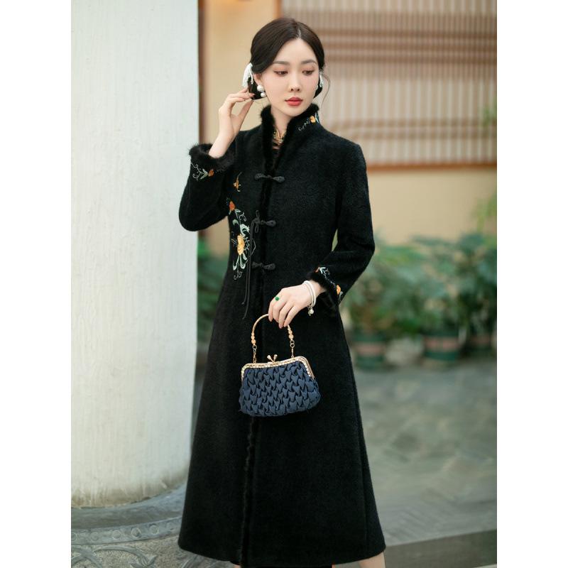Retro Embroidered Velvet Cheongsam Coat for Middle-Aged and Elderly: Stylish & Versatile Autumn/Winter Outerwear