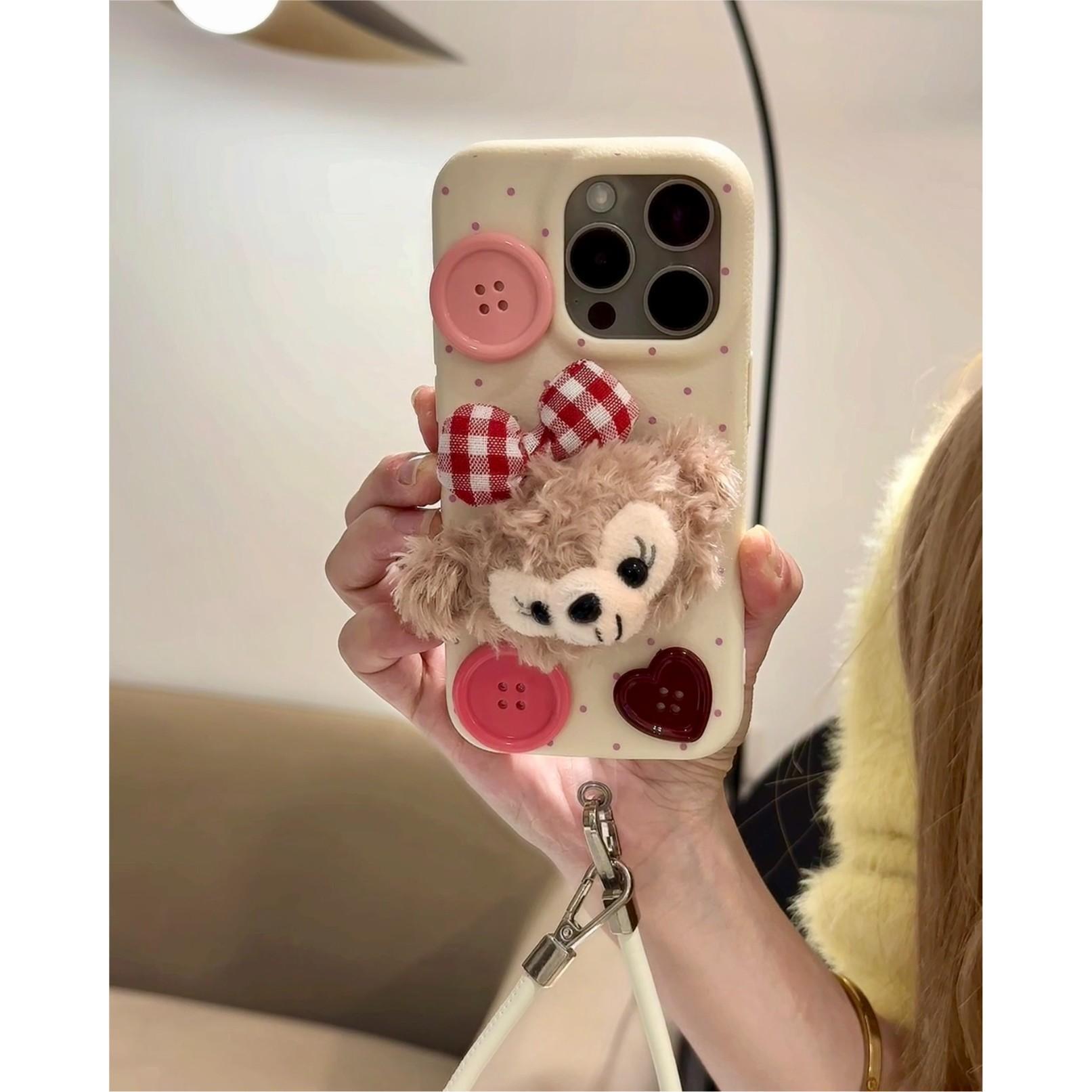 

Пухнастий мультяшний чохол для телефону Duffy Bear підходить для IPhone 16pro зі шнурком та IPhone 15 з повним покриттям Apple 15PROMAX