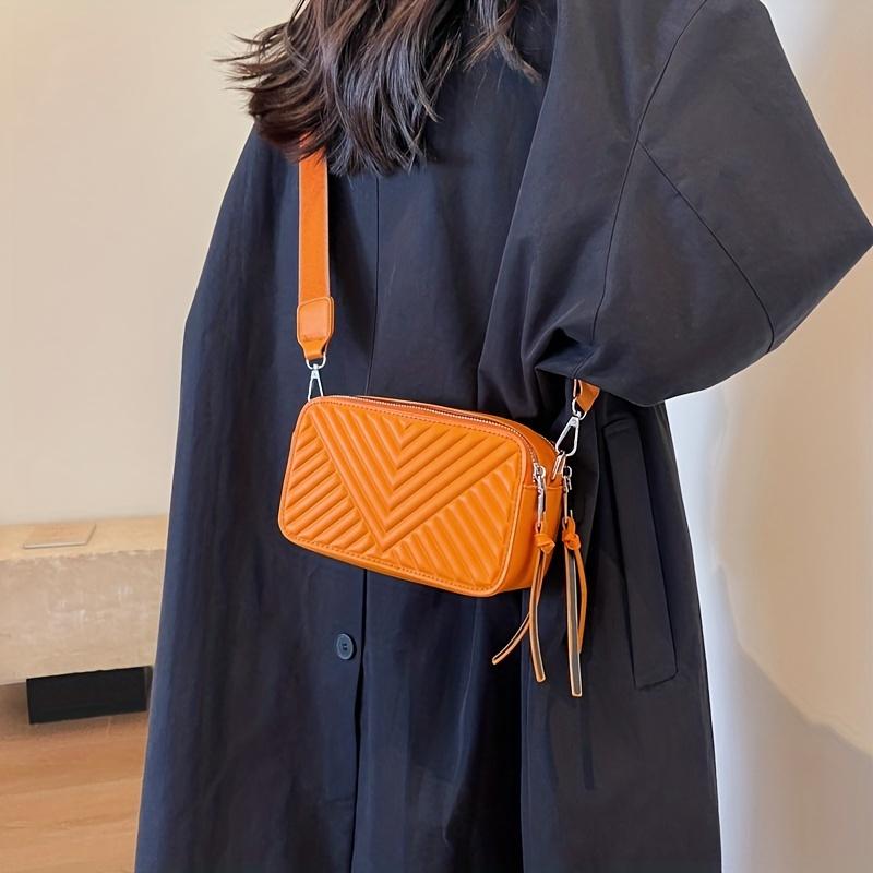 Элегантная однотонная стеганая сумка через плечо с шевронным узором: Стильная квадратная — фото 16