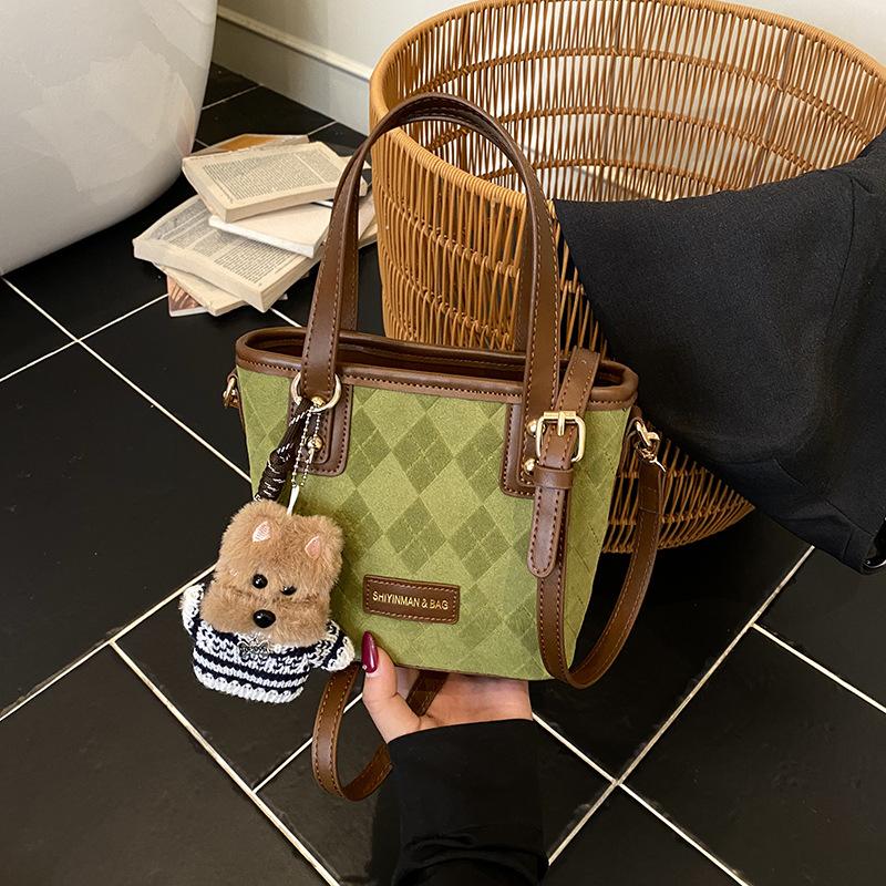 

2025 autumn and winter new women s shoulder messenger bag fashion casual personalized bag niche design bucket bag Without pendant зелёный