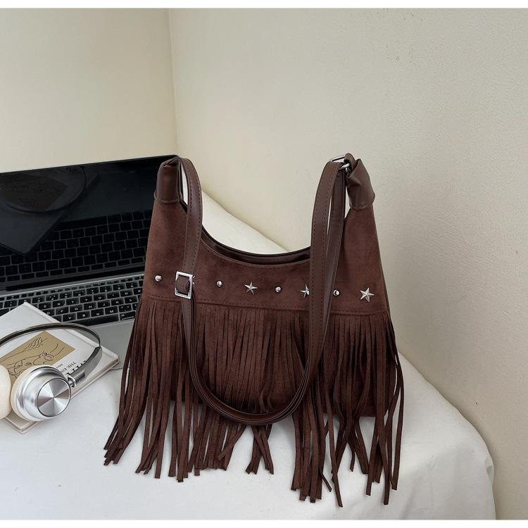 

Retro tassel large capacity casual bag women s new fashion deerskin velvet shoulder messenger bag rivet commuter bag темно-коричневого
