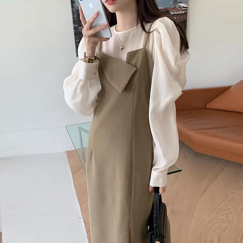 

Комплект блузки с пышными рукавами и миди-платья на тонких бретелях с неровным подолом, весна/осень 2024 M