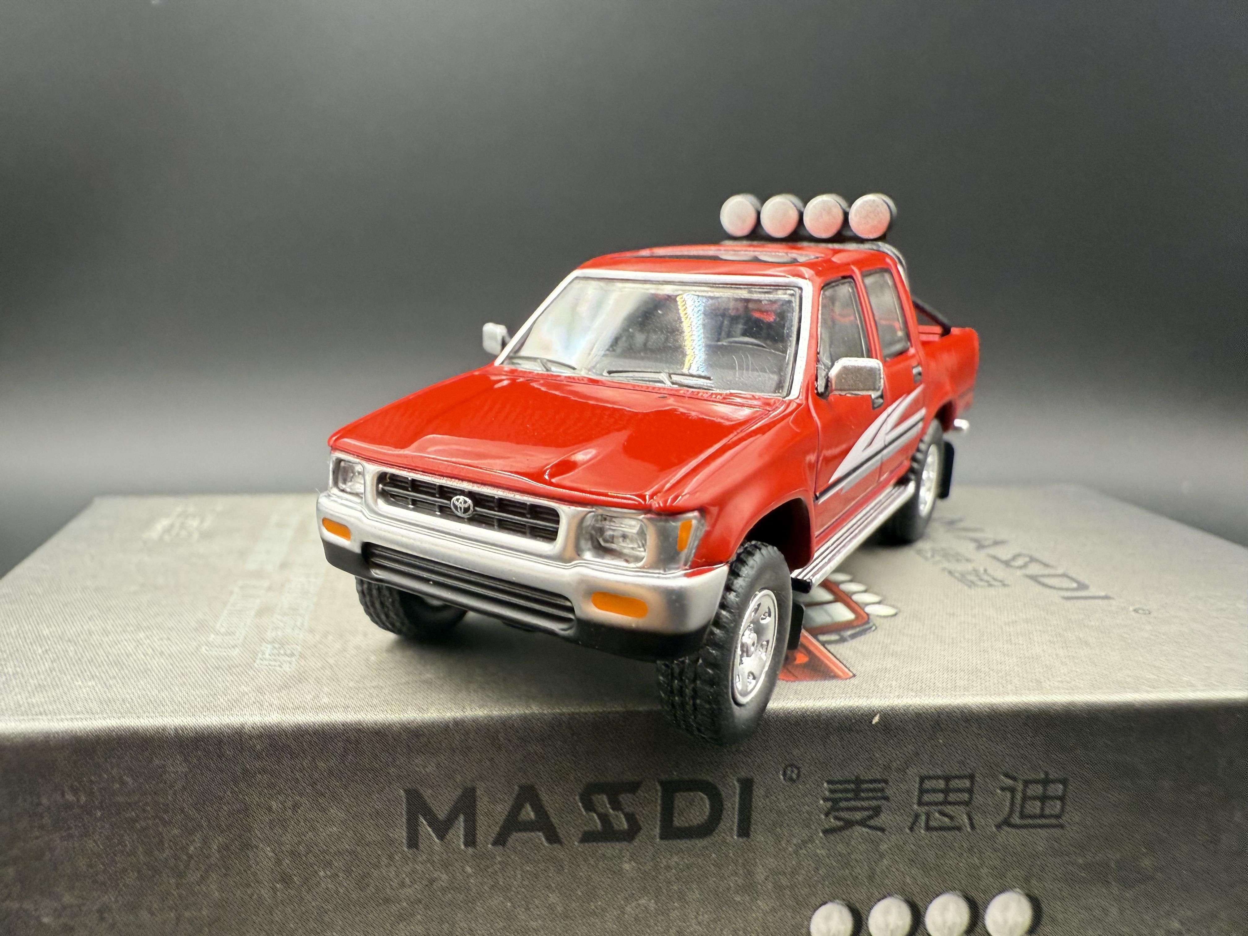 

Масді 1:64 1994 Toyota Hilux Подвійний ряд Повний привід Ln107 Імітаційна мініатюрна лита модель автомобіля Колекційний Кастомна іграшка Подарунок червоний