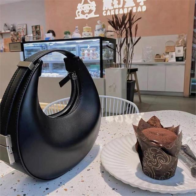 

Корейская версия кожаной женской сумки в форме полумесяца. Сумка в форме полумесяца. Сумка в форме полумесяца. Сумка из воловьей кожи.