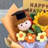 Buchet de Flori Croșetate pentru Absolvire Flori Croșetate Handmade Buchet de Floarea Soarelui cu Păpușă Drăguță Cadou de Absolvire pentru Băieți Fete