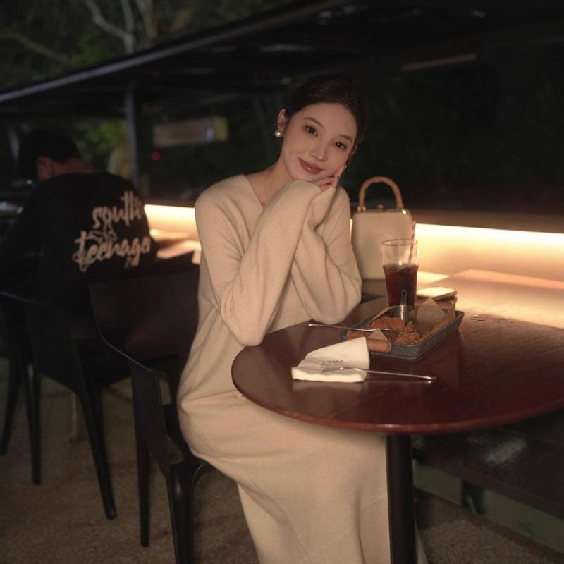 [] Autumn and winter new lazy style high-end sense super good-looking v-neck long style with knitted sweater dress