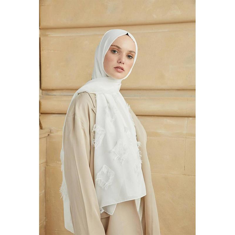 

Женская шаль Fulya с кисточками Off White 75x200 белый глиттер
