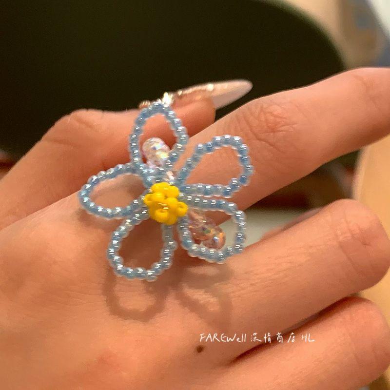 

Плетеные вручную контрастные по цвету полые дофаминовые бусины в форме маленького риса Blue flower yellow heart one