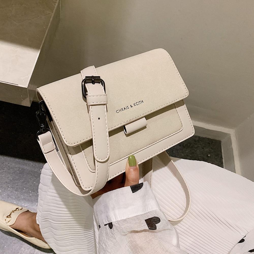 

The new Korean-style small square bag for women with wide shoulder straps is fashionable and versatile. It s a trendy single-sho білий