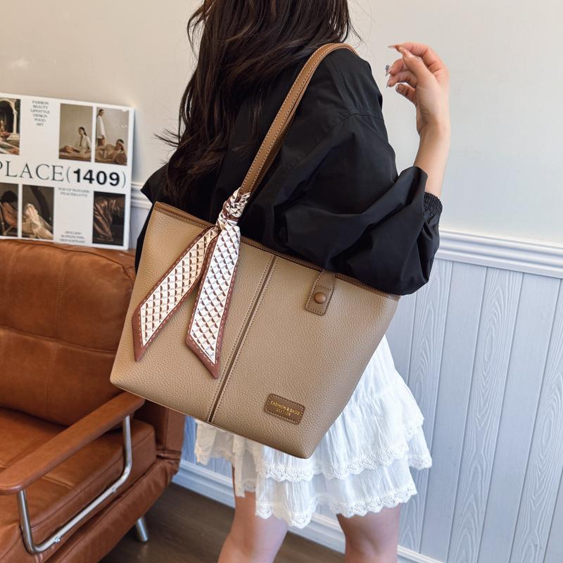 Fashion tote bag women's new high-end shoulder bag fashionable, simple and atmospheric Tongle underarm bag