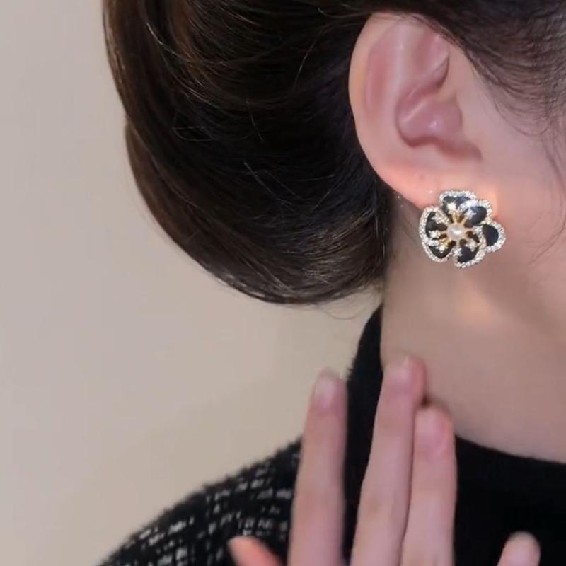 Black Pearl Flower Earrings Are Elegant And Composed For Women. Black Earrings Are Women'S Accessories