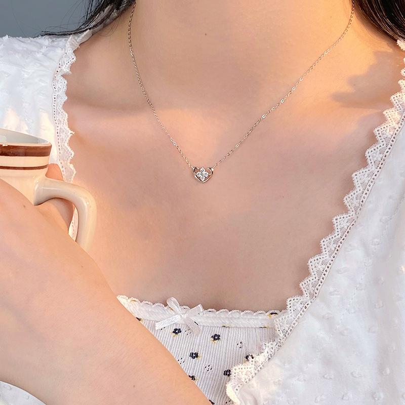 Small and Fresh Love Four Leaf Flower Necklace for Women, Small and Exquisite, New Girlfriend Neckwear