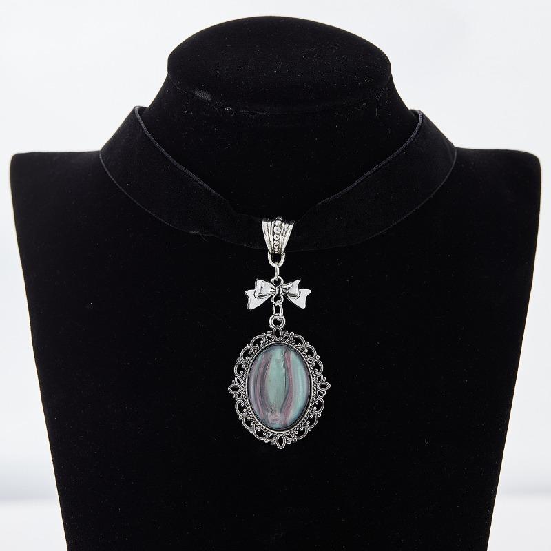 Gothic Vintage Oval Pendant Velvet Necklace Ladies Vampire Relief Witch Zircon Accessories Victoria Choker