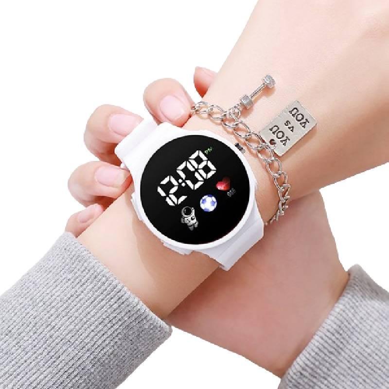 Montre électronique ronde populaire et élégante pour enfants avec design d'astronaute, high-tech et tendance