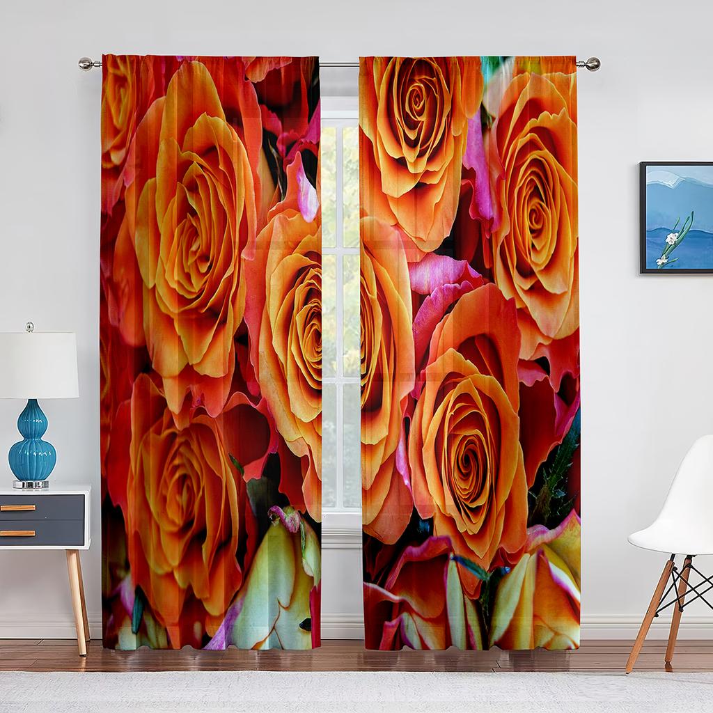 Bliski widok czerwonej róży kwitnącej przezroczyste zasłony okienne do sypialni salonu walentynkowe romantyczne kwiatowe szyfonowe tiulowe woalowe zasłony