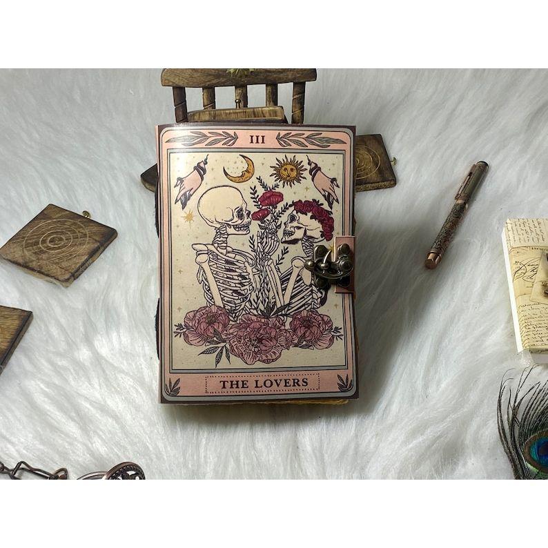 Journal en cuir vintage Le Livre des Ombres des Amoureux Journal en cuir fait main Journal Grimoire avec papier à bord frangé Cadeaux pour hommes et femmes