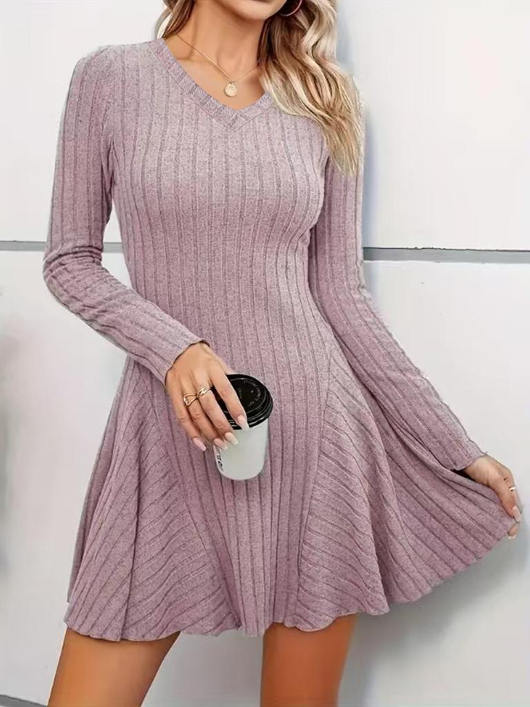 Strickkleid mit V-Ausschnitt und asymmetrischem Saum in mehreren Farben
