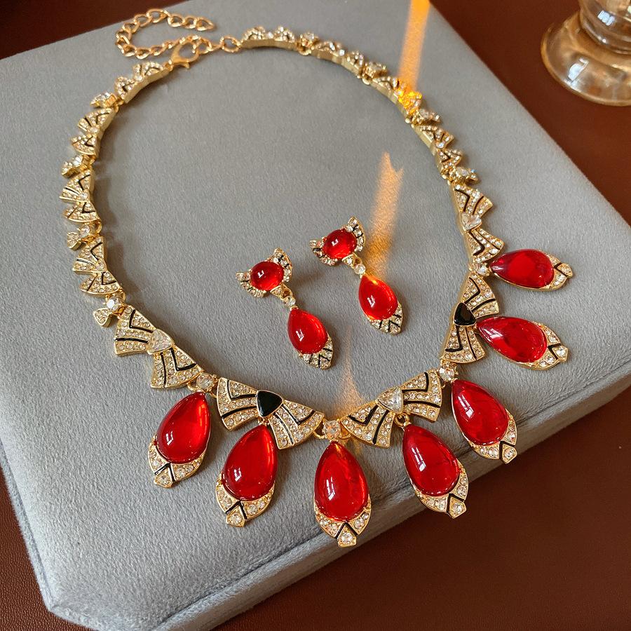 Bracelet rond fleuri européen et américain serti de diamants, boucles d'oreilles, collier, collier et ensemble de bijoux rétro pour femmes.