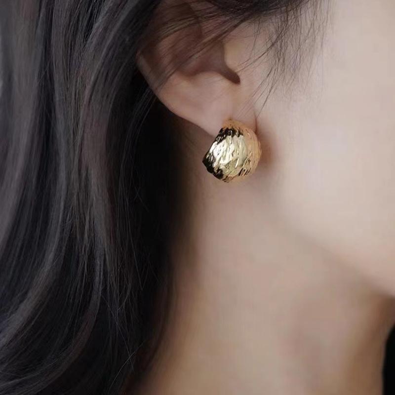 

Ювелирные изделия Нерегулярные серьги-кольца в форме молотка для женщин Металлический стиль Нерегулярные геометрические широкие плиссированные серьги золотой