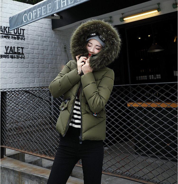 Jaqueta feminina de algodão curta casual de inverno com gola de pele grande e rosto engraçado