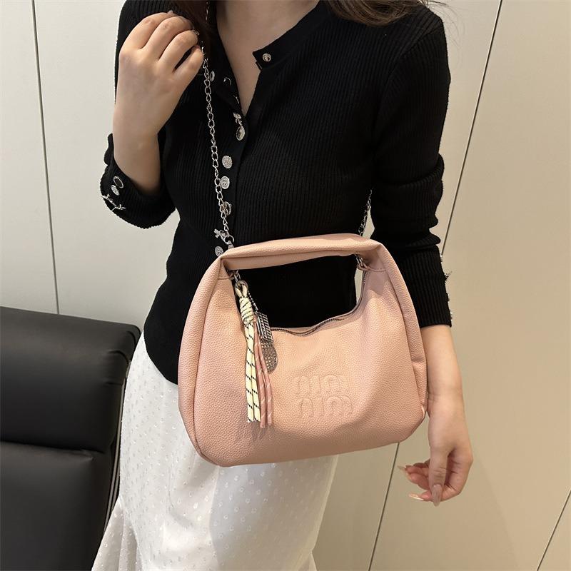 Stylish and simple portable crescent bag, new spring and summer chain shoulder bag, high texture and beautiful messenger bag.