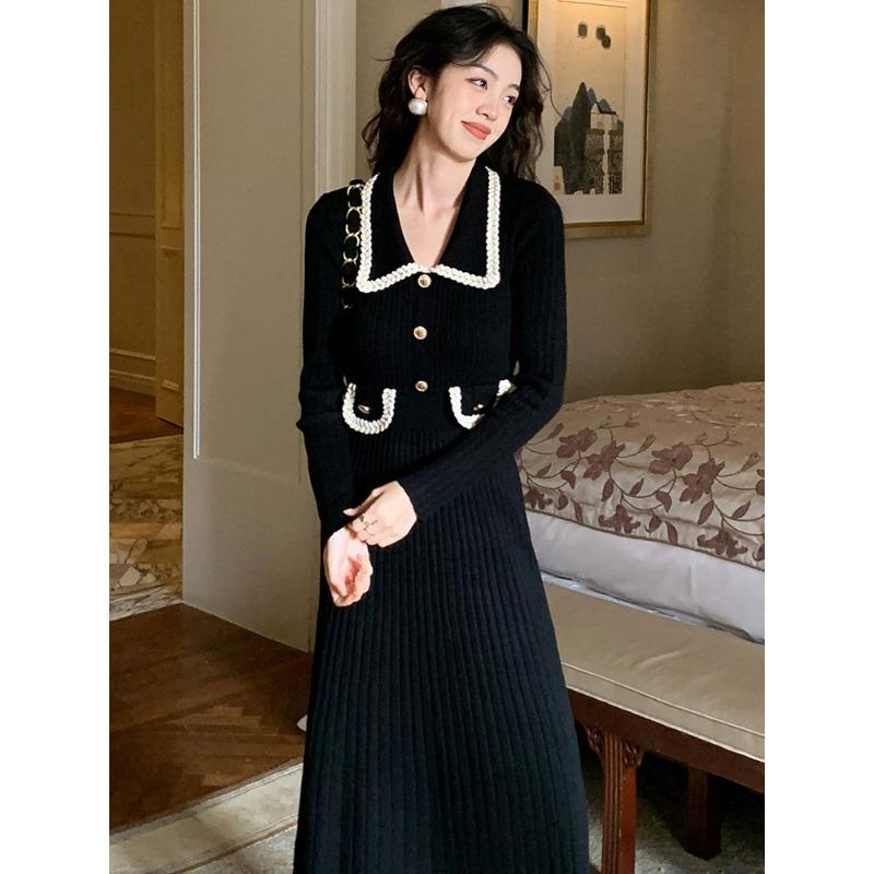 Rich family daughter red knitted dress has a new battle robe, high-end sense, with a coat and a long skirt inside.