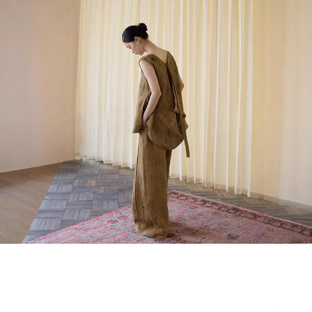 Autumn Origami-Inspired Sleeveless Linen Top with Mottled Texture