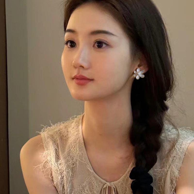 Weiße Perlmutt-Blumenstecker mit Silberstift – Stilvoller, vielseitiger und eleganter Luxus-Ohrschmuck