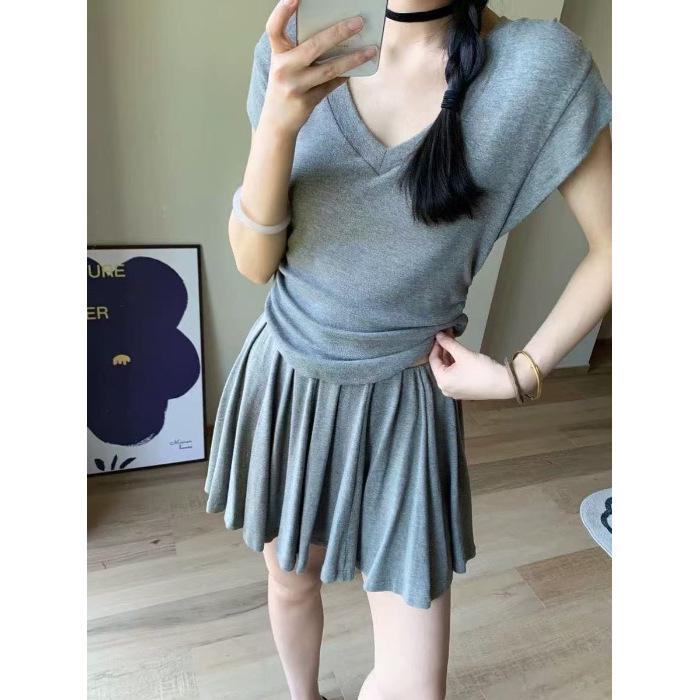 

Solid Color V-Neck Flutter Sleeve Top & Double-Layer Pleated Skirt with Built-in Shorts Two-Piece Set XX-Large темно-серого