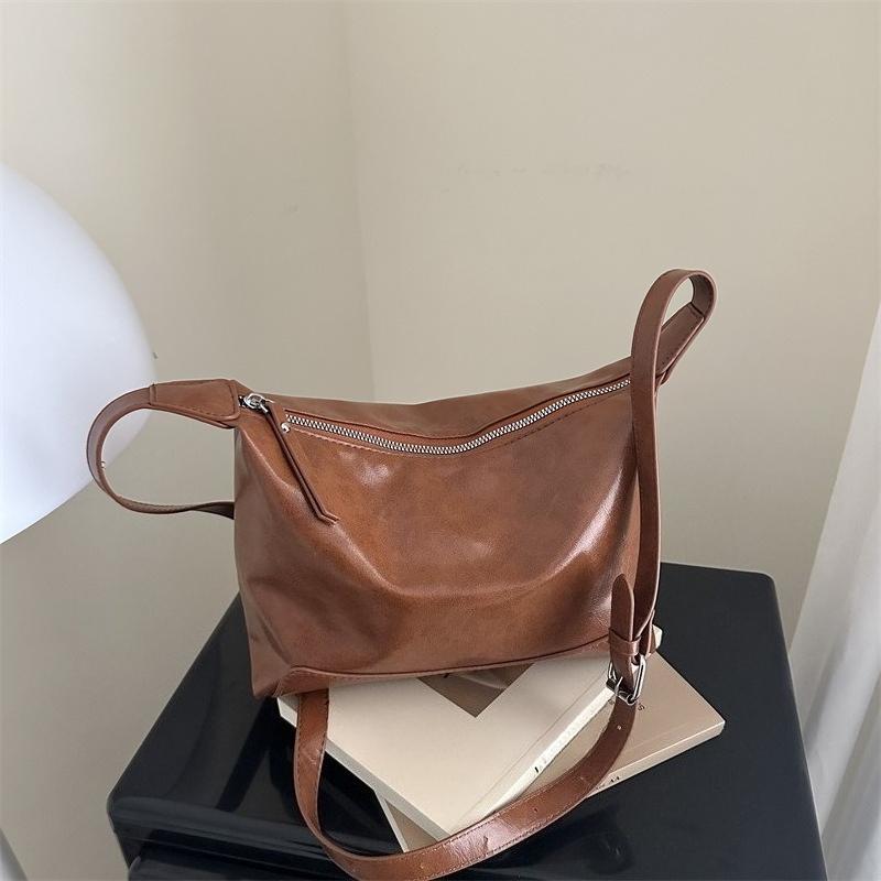 Eine Retro-Tragetasche mit großem Fassungsvermögen und lässigem Stil und eine einfache Umhängetasche für den Arbeitsweg