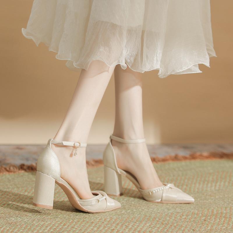 

Туфли на каблуке для дам Новые Остроносые Толстый каблук Полые Туфли на высоком каблуке Милые Сатиновые Сандалии с жемчужной пряжкой Женские Большого размера Женская обувь 44 41