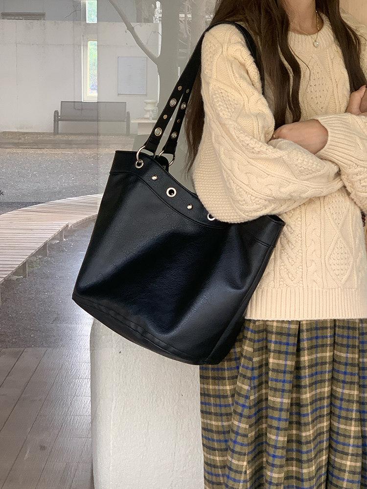 Large Capacity Punk Locomotive Style PU Leather Women's Shoulder Bag Fashi Rivets Ladies Handbag Versatile Female Tote Bag
