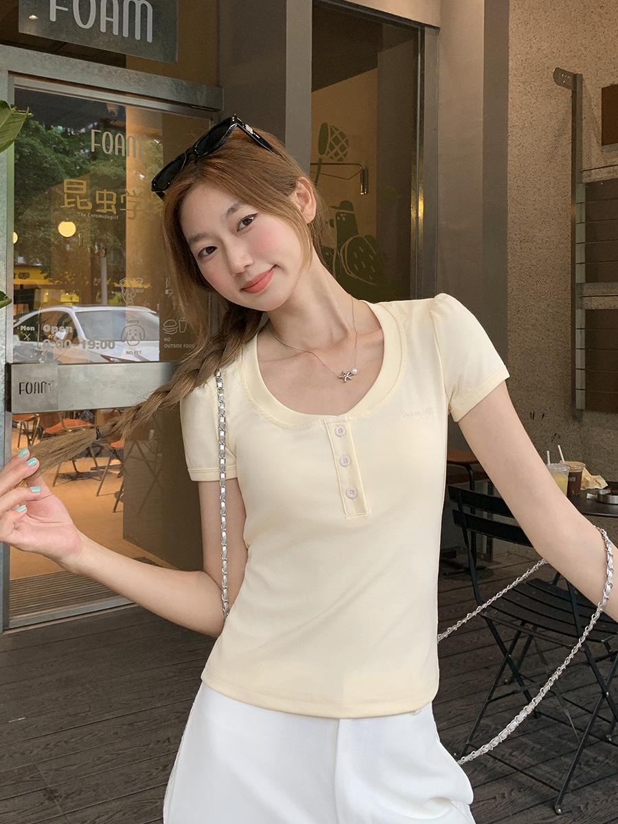 

Chic sweet and spicy yellow half-open neck leaking collarbone thin short-sleeved T-shirt women s summer new small embroidered top S светло-желтого
